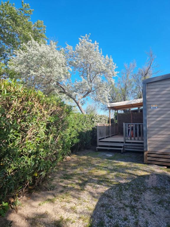 Κήπος έξω από το Mobile home camping 5 étoiles 6 personnes