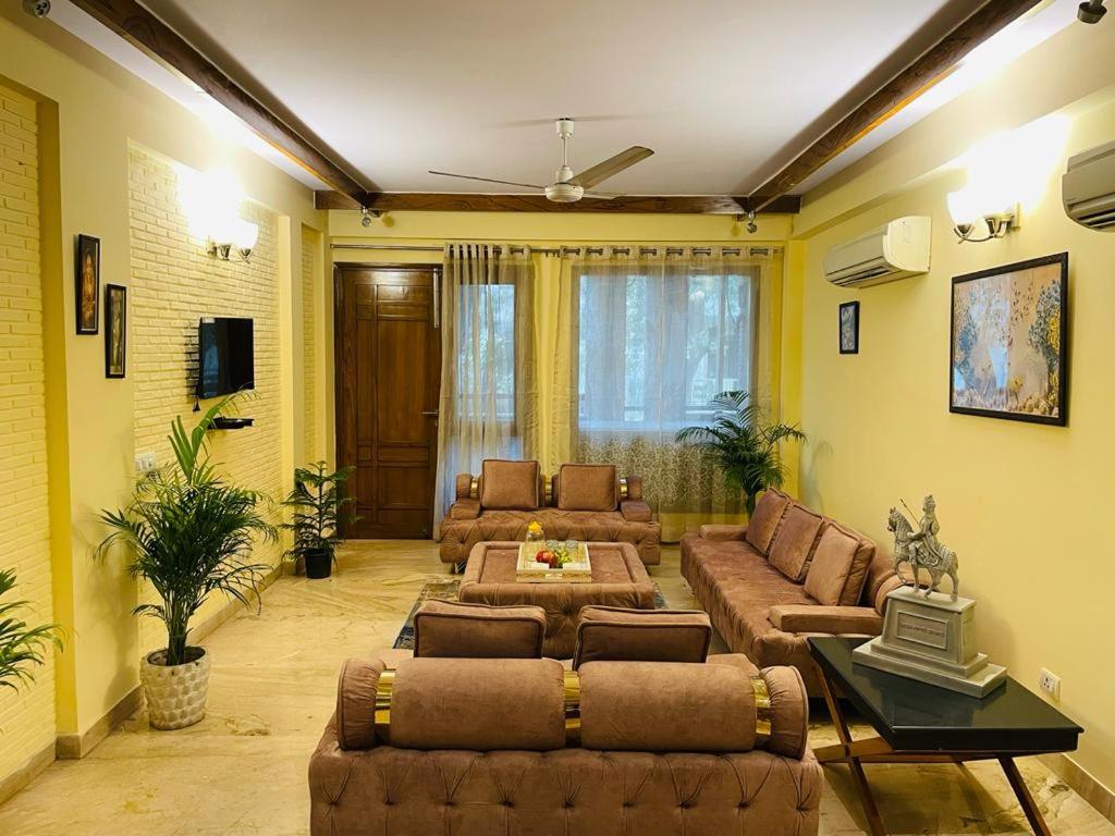 salon z dwiema kanapami i stołem w obiekcie Fortune Home Service Apartment 4Bhk,D-36, Saket w Nowym Delhi