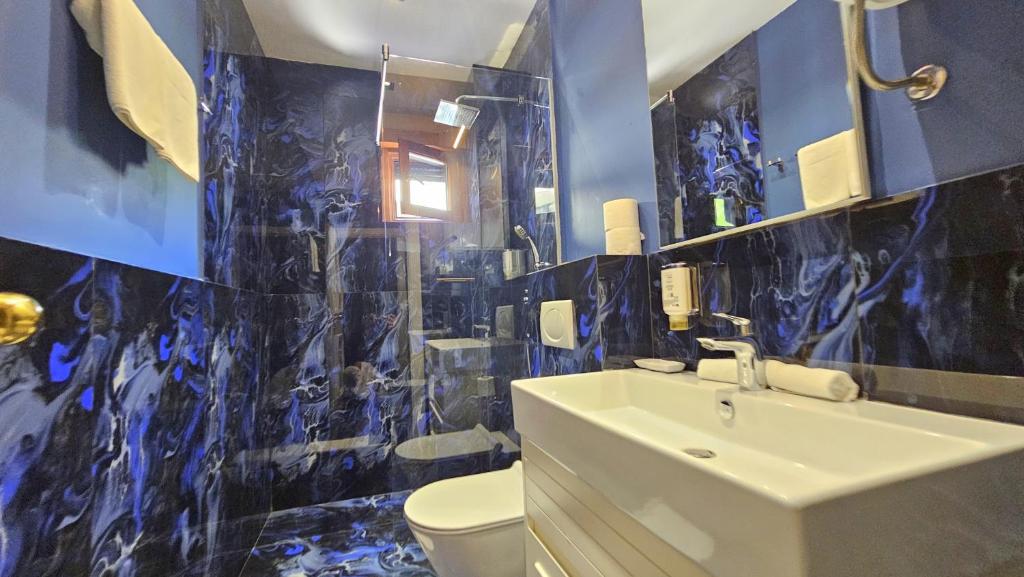 Koupelna v ubytování Maresia Boutique Suites