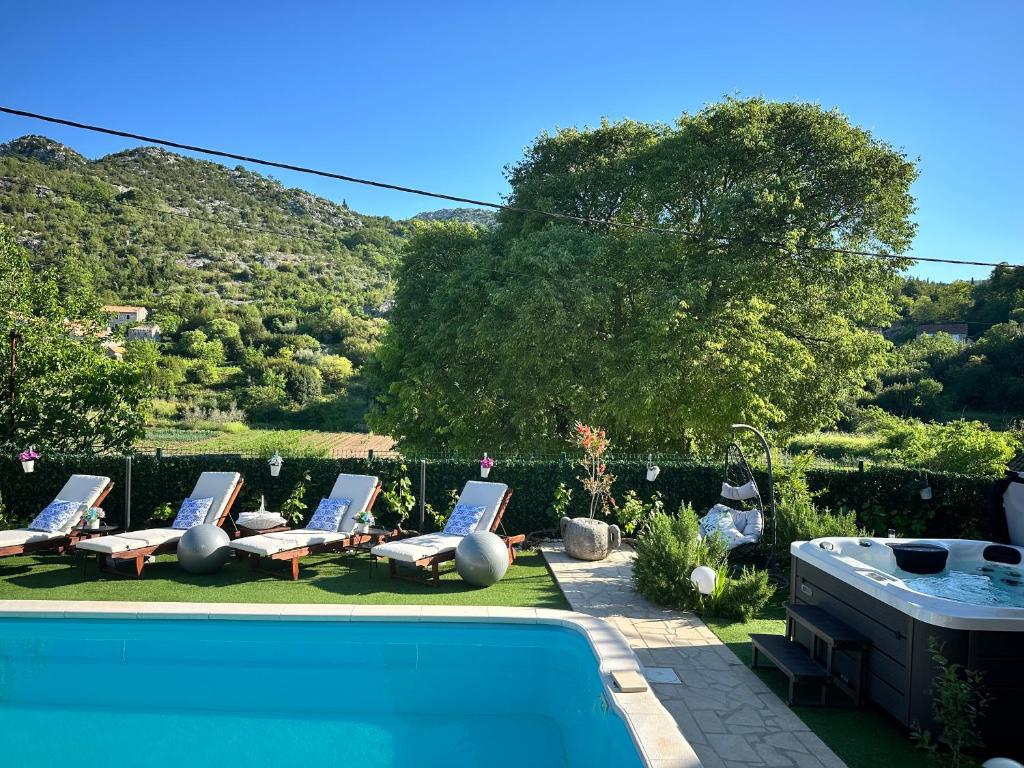 Villa Ivona with swimming pool and jacuzzi