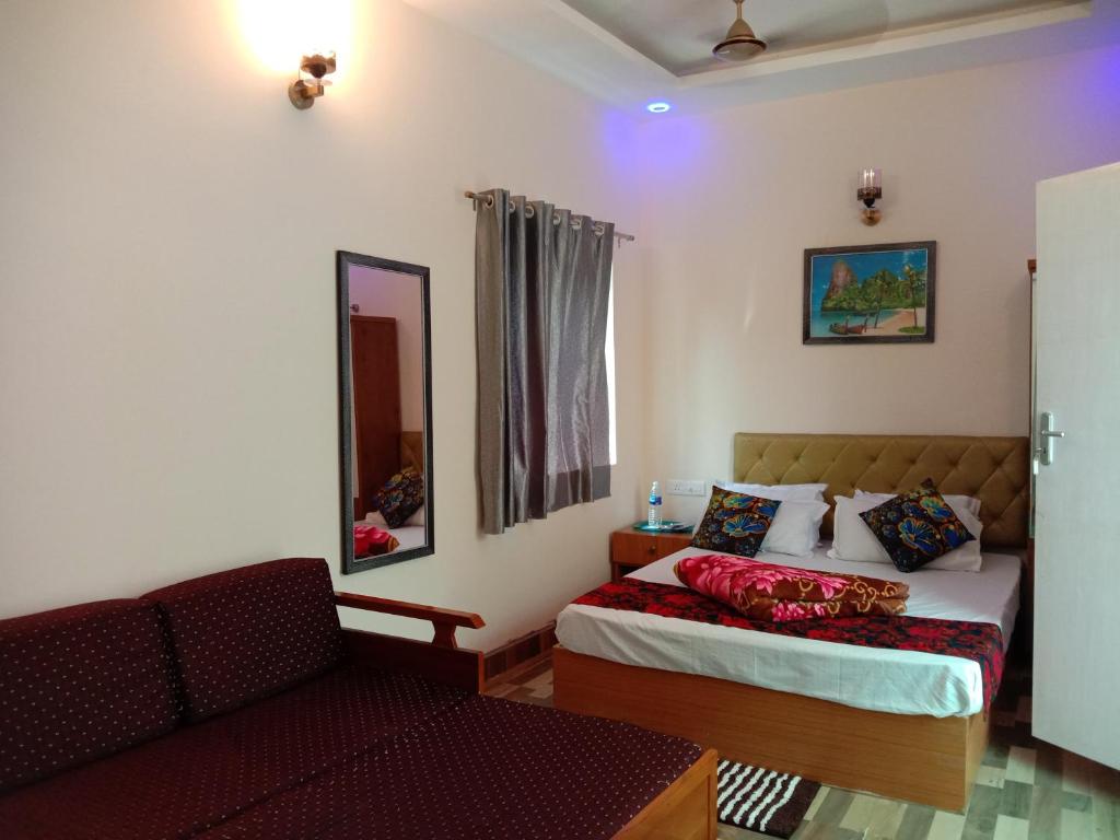 Piccola camera con letto e divano. di Le Majestic Serenity Inn a Pondicherry