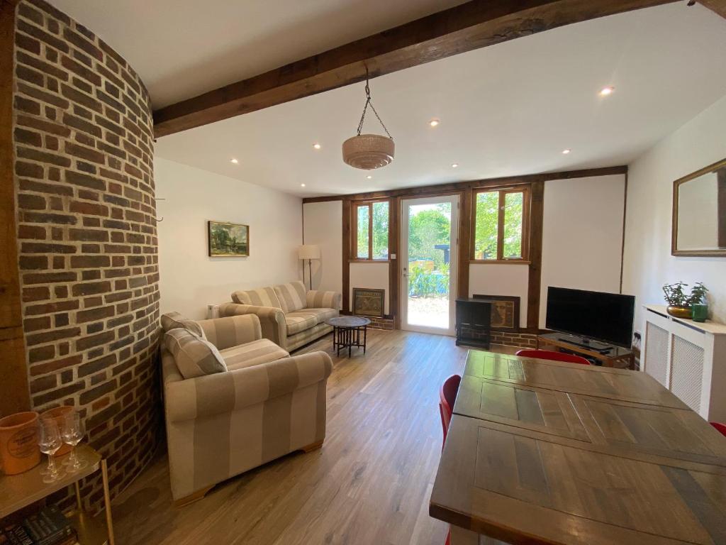 Un televizor și/sau centru de divertisment la Charming 2-Bedroom Cottage in Cambridgeshire