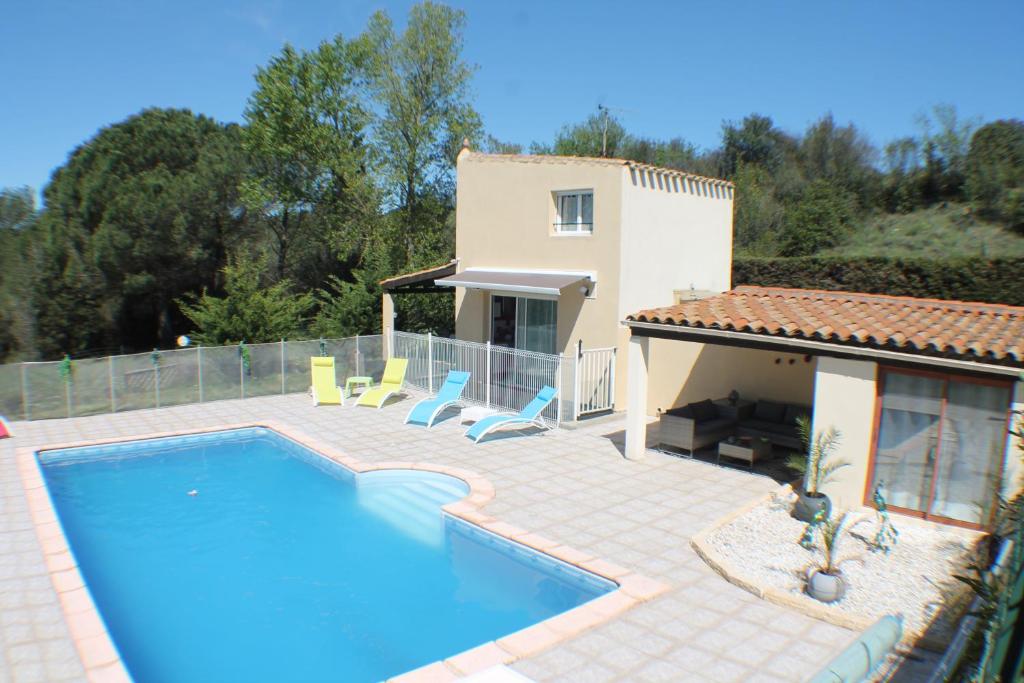 une villa avec piscine et une maison dans l'établissement Gîte Les Amandiers, à Villedubert