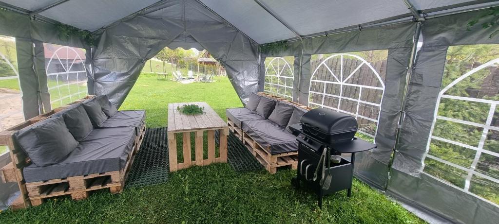 Posedenie v ubytovaní Domek Gabi z balią w ogrodzie