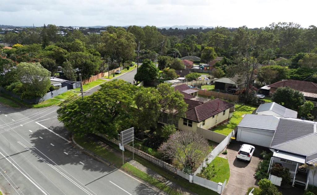 eine Luftaufnahme eines Wohnviertels mit einer Straße in der Unterkunft Cozy Queen Room Walk To Museum & Marketplace - Bedroom4 in Yatala