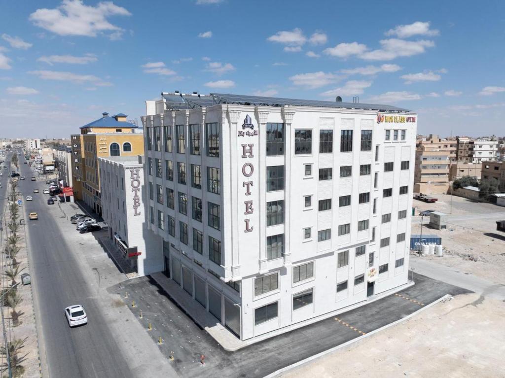 an aerial view of a white building next to a street at فندق الأمراء بلازا in Ma‘ān