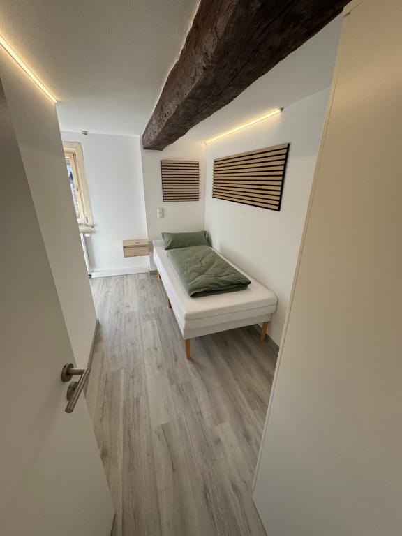 a small bedroom with a bed in a room at Casa Artisanos in Ehringshausen