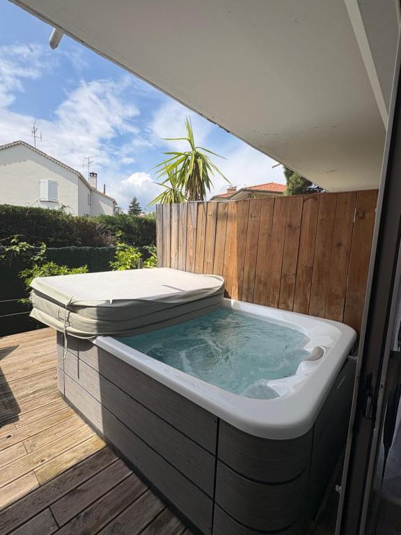 Fotografie z fotogalerie ubytování Hotel Sable Et Soleil - Port, Plage et Jacuzzi Privé v destinaci Fréjus