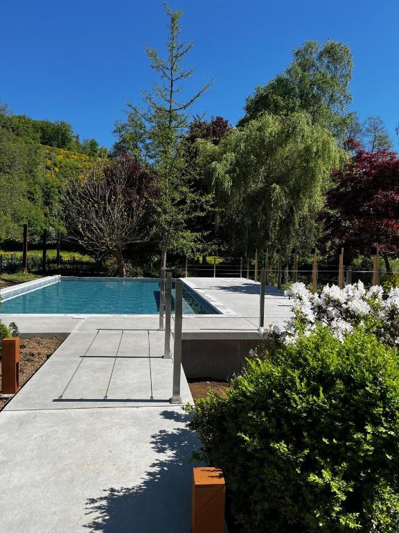 Bazén v ubytování Hostellerie La Claire Fontaine, Logis hôtels & Spa nebo v jeho okolí