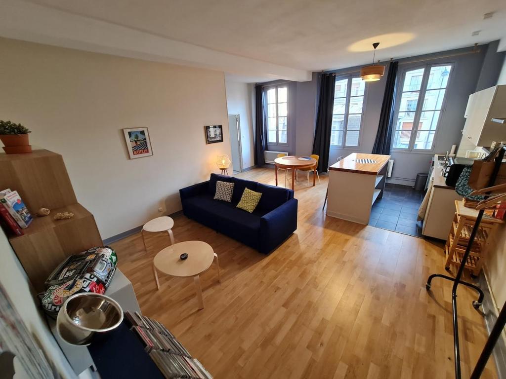 un salon avec un canapé et une table dans l'établissement A modern appartment, bright and calm, à Paris