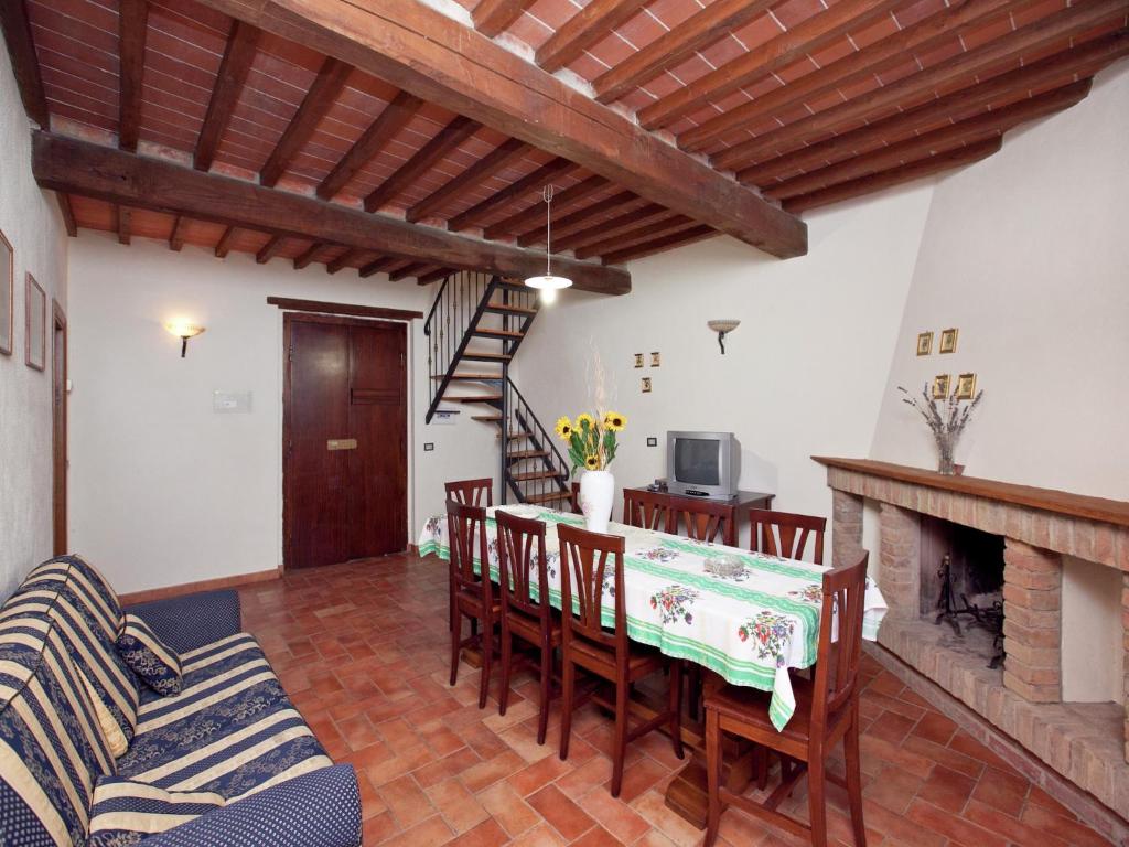 Telewizja i/lub zestaw kina domowego w obiekcie Authentic holiday home in Bucine with swimming pool