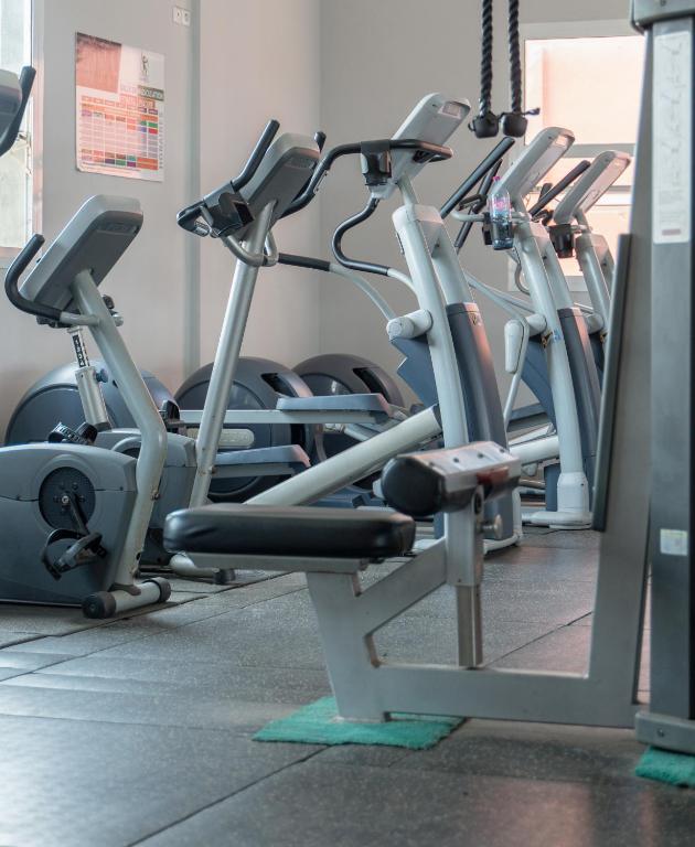 Fitness centrum a/nebo fitness zařízení v ubytování MANOU HOTEL