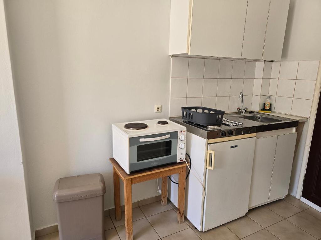 Kuchyň nebo kuchyňský kout v ubytování Amarandos Inn -2025renovated