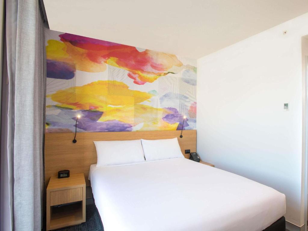 Postel nebo postele na pokoji v ubytování Ibis Styles Hobart