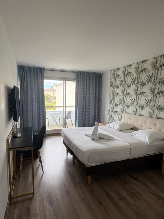 Postel nebo postele na pokoji v ubytování Hotel Sable Et Soleil - Port, Plage et Jacuzzi Privé