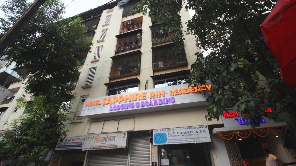 塞恩Hotel Sapphire Inn Residency的侧面有标志的建筑物
