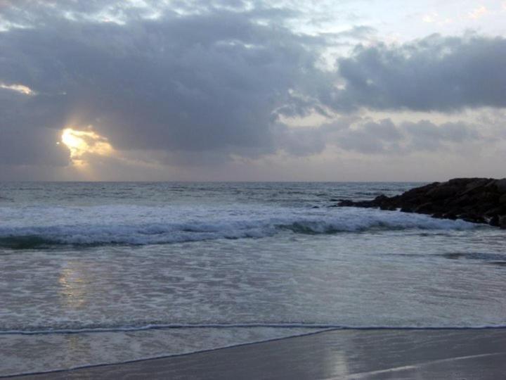 a view of the ocean from the beach at Hotel Residencial Colibri in Costa da Caparica