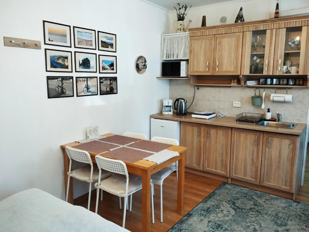 Una cocina con una mesa y sillas en una habitación. en ECO-LUX APART with free bicycles end free parking, en Liubliana