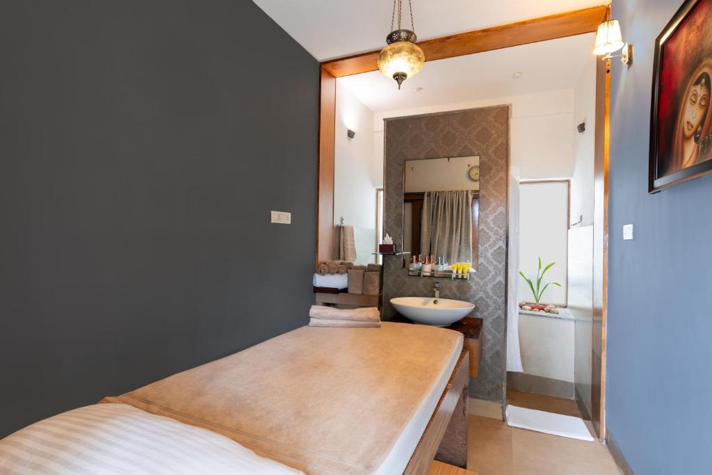 Postel nebo postele na pokoji v ubytování Pramod Convention & Beach Resorts
