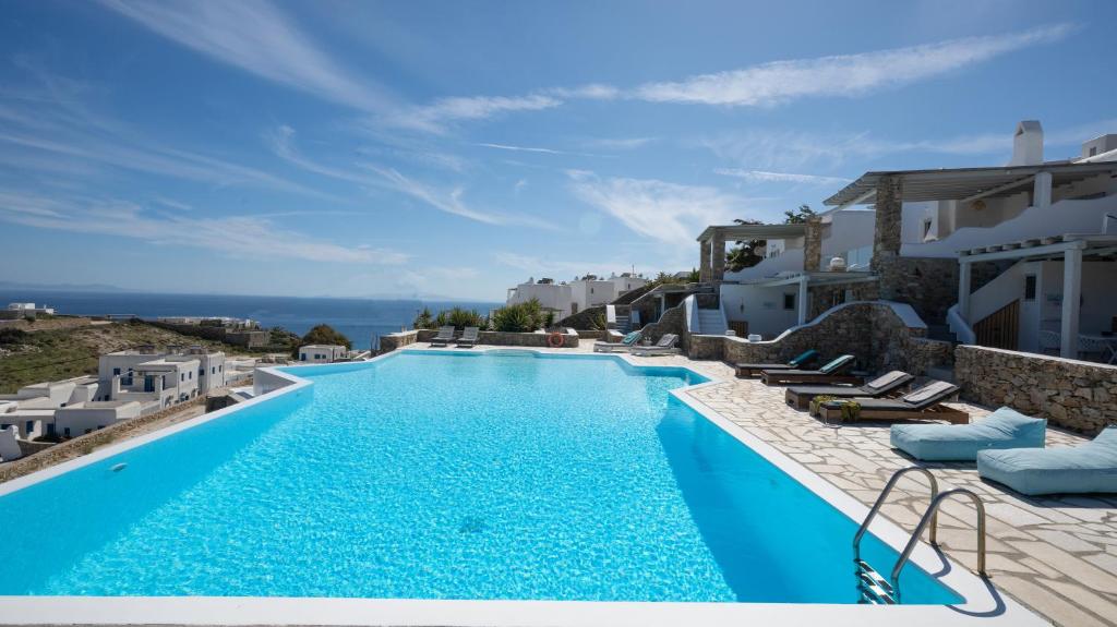 Bazén v ubytování Cavo Blue Villas nebo v jeho okolí