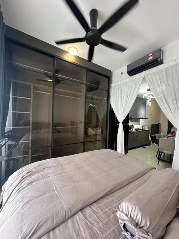 サイバージャヤにあるKyra Homestay 3 at Centrus SOHO CYBERJAYAの天井ファン付きの大きなベッドのある寝室