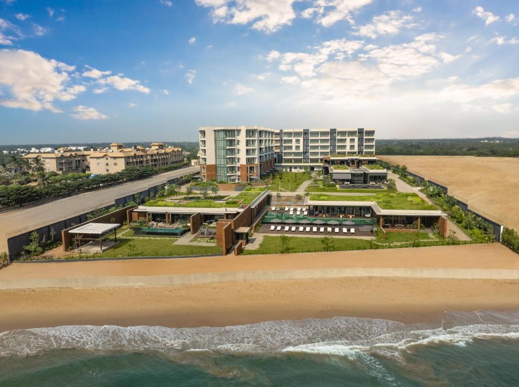 una vista aérea de un resort en la playa en Taj Puri Resort & Spa, Odisha, en Puri