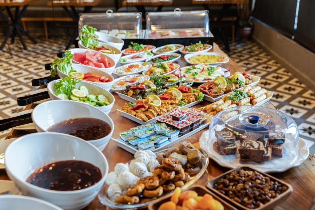 un buffet con molti tipi diversi di cibo su un tavolo di Union Hotel Plat Inn -Special Category a Istanbul