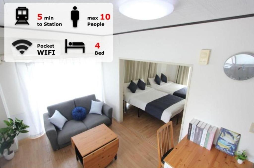 東京にあるLUANAHOTEL IN WASEDAのベッドとソファのある小さな部屋