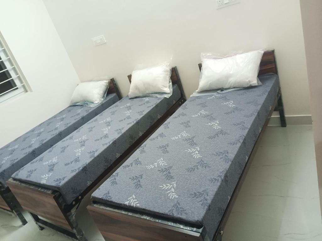 Ένα ή περισσότερα κρεβάτια σε δωμάτιο στο Sree ram luxury pg for gents