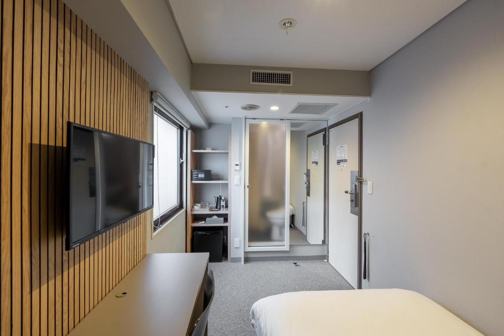 TV a/nebo společenská místnost v ubytování WPÜ HOTEL Shinjuku