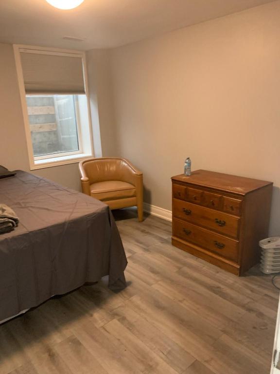 Postel nebo postele na pokoji v ubytování Basement unit in Brampton