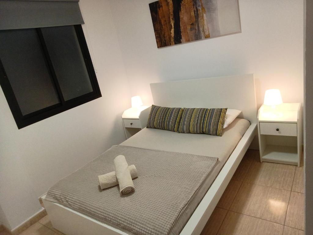 Una habitación con una cama con dos toallas encima. en La Casita de Alaia, en Vecindario