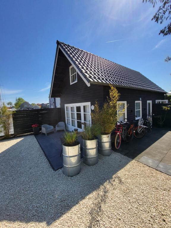 una piccola casa con biciclette parcheggiate fuori di Je B&B Giethoorn, incl fietsen! a Giethoorn