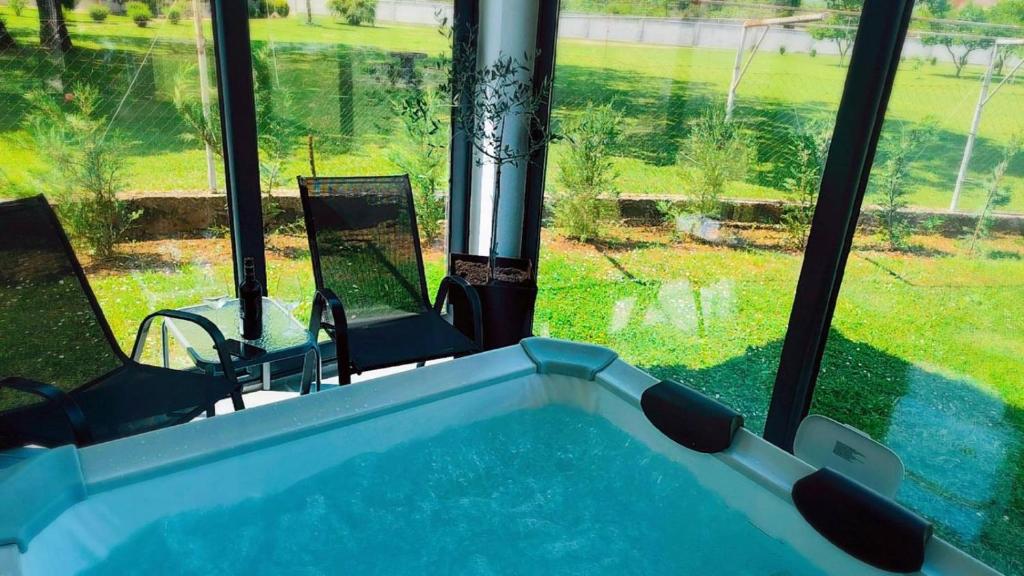 波德戈里察PeSa house的房间里的浴缸，可以看到院子