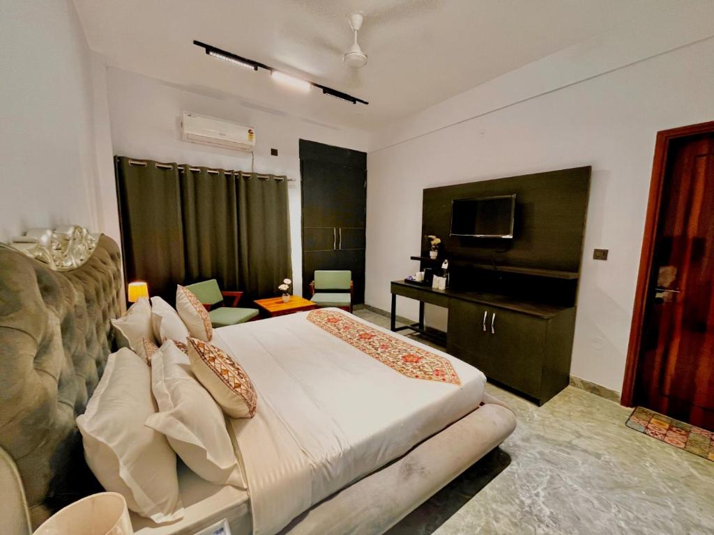 Postel nebo postele na pokoji v ubytování Hotel Aura Residency In Haridwar By Sitara Hotels