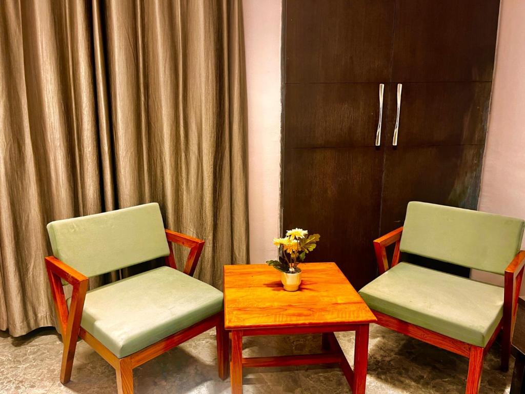 Posezení v ubytování Hotel Aura Residency In Haridwar By Sitara Hotels