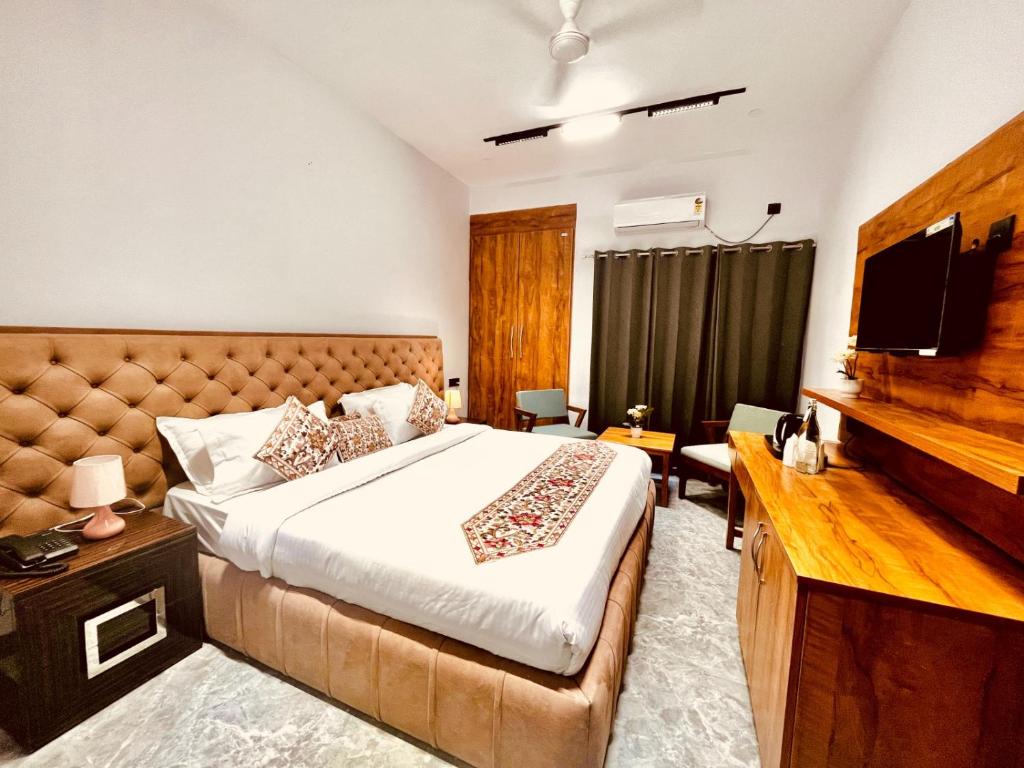 Postel nebo postele na pokoji v ubytování Hotel Aura Residency In Haridwar By Sitara Hotels