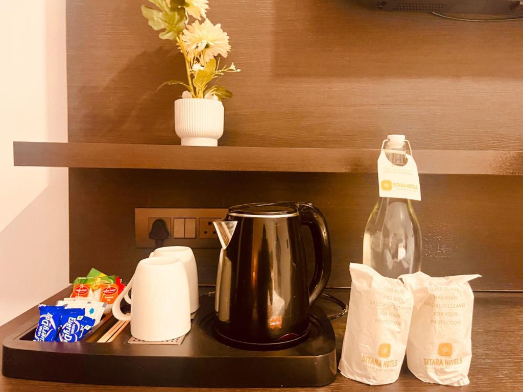 Příslušenství pro přípravu čaje a kávy v ubytování Hotel Aura Residency In Haridwar By Sitara Hotels