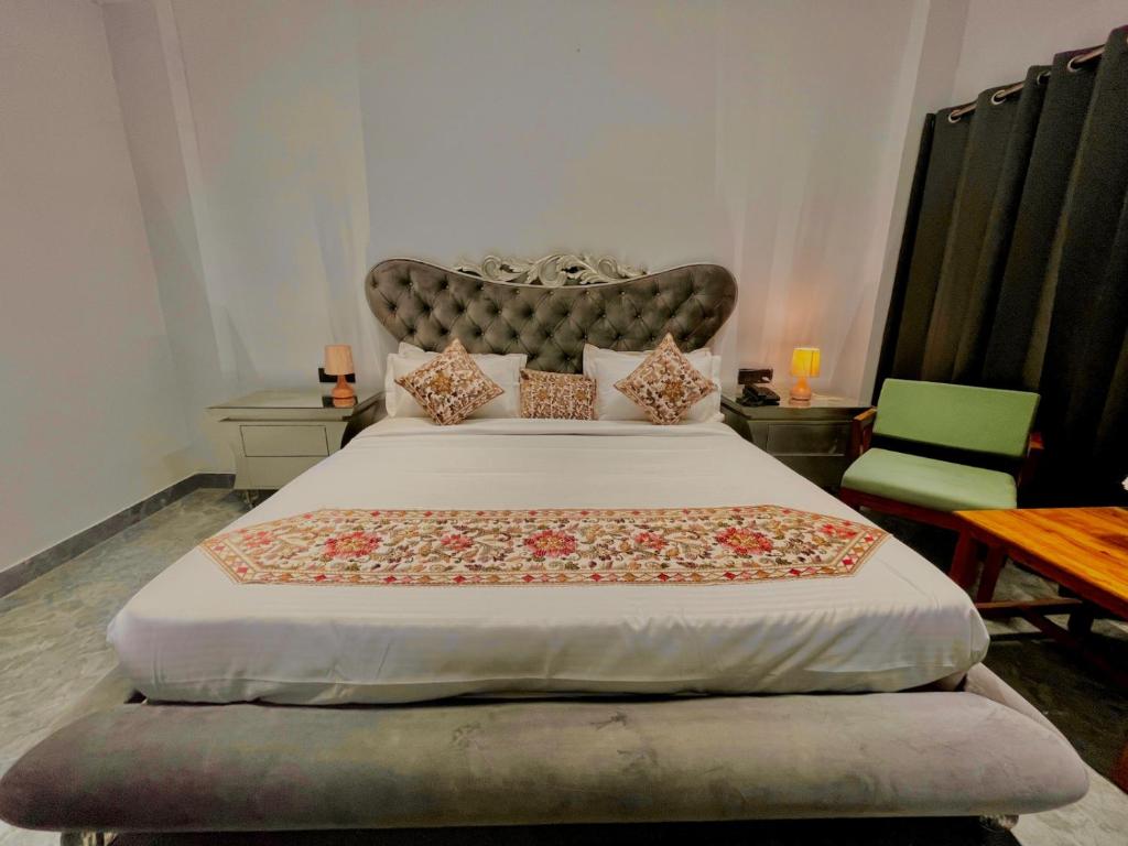 Postel nebo postele na pokoji v ubytování Hotel Aura Residency In Haridwar By Sitara Hotels
