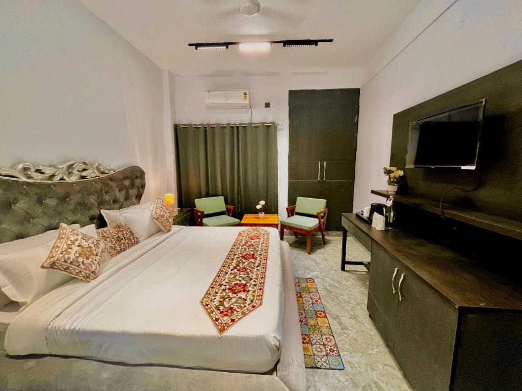 TV a/nebo společenská místnost v ubytování Hotel Aura Residency In Haridwar By Sitara Hotels