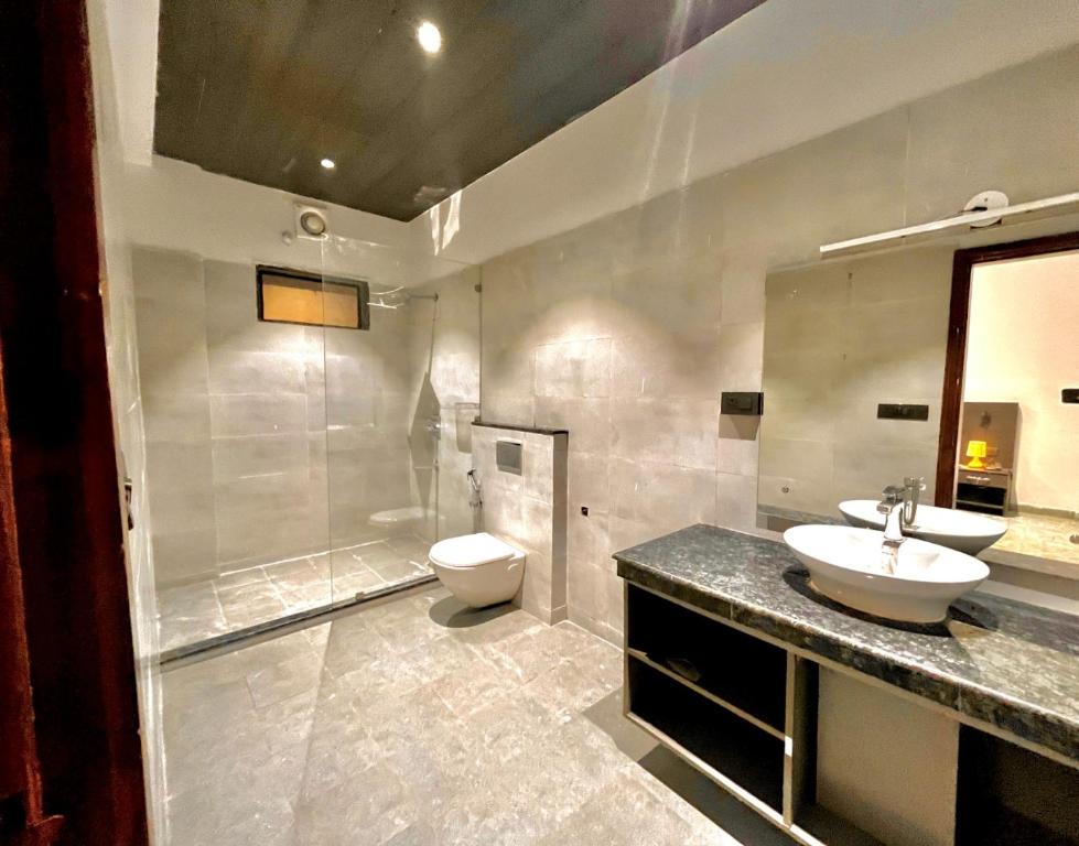 Koupelna v ubytování Hotel Aura Residency In Haridwar By Sitara Hotels