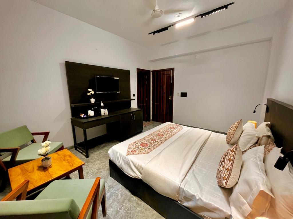 Postel nebo postele na pokoji v ubytování Hotel Aura Residency In Haridwar By Sitara Hotels