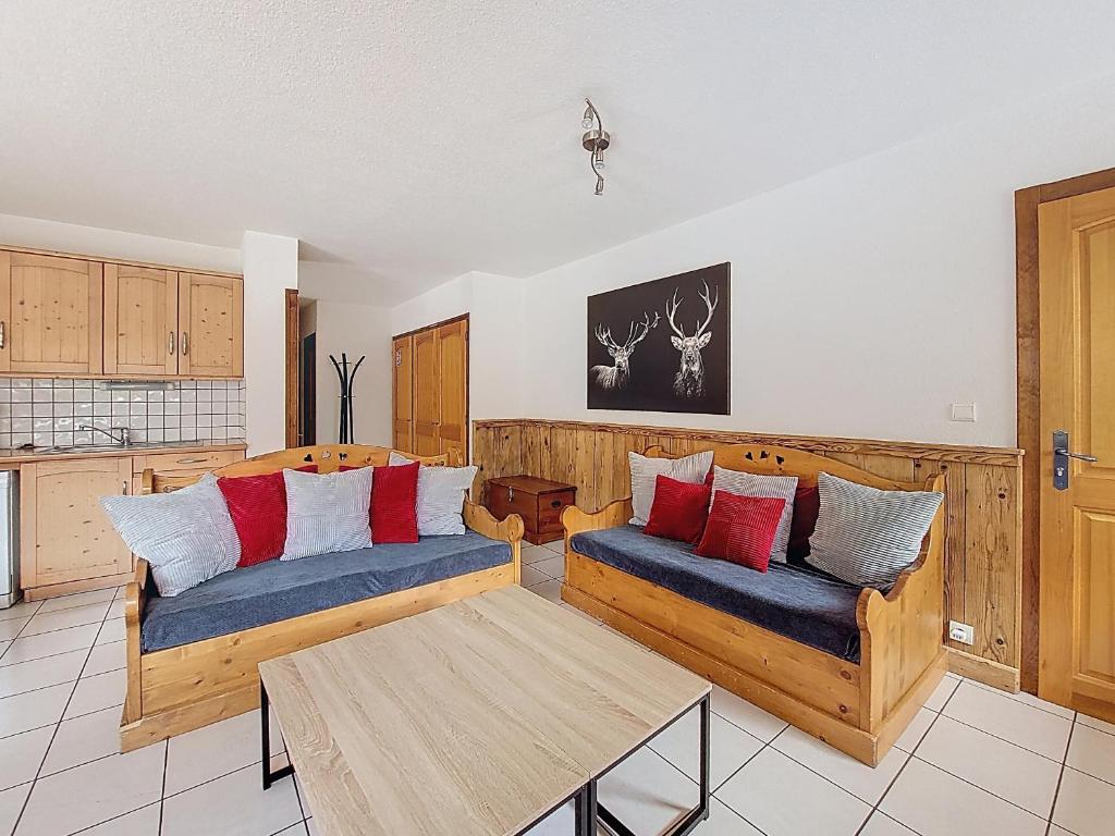 un salon avec deux canapés et une table dans l'établissement DEUX APPARTEMENTS COMBINABLES - PROCHE REMONTEE MECANIQUES - MORZINE- 12 PERSONNES- ETOILE 1&2, à Morzine