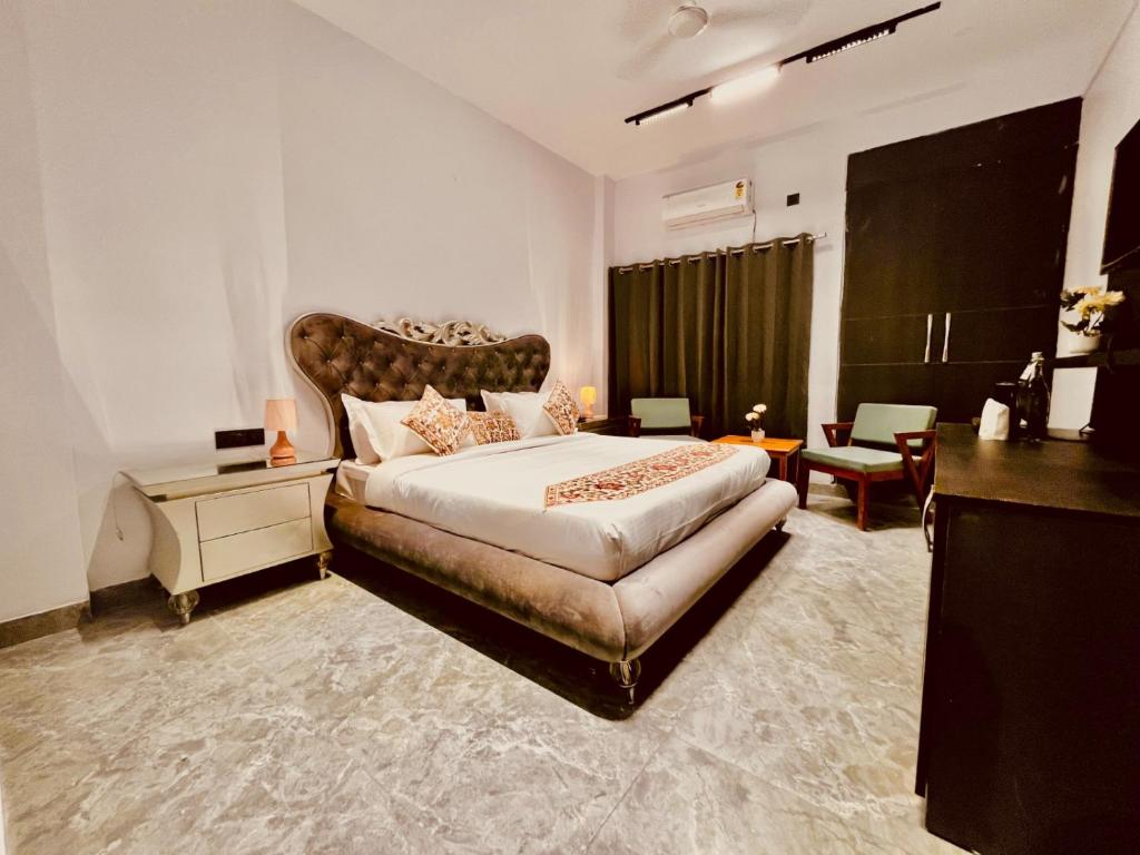 Postel nebo postele na pokoji v ubytování Hotel Aura Residency In Haridwar By Sitara Hotels