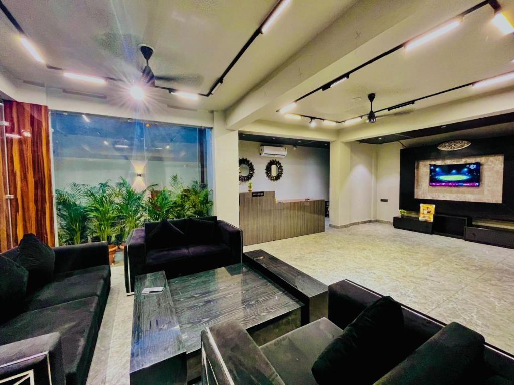 TV a/nebo společenská místnost v ubytování Hotel Aura Residency In Haridwar By Sitara Hotels