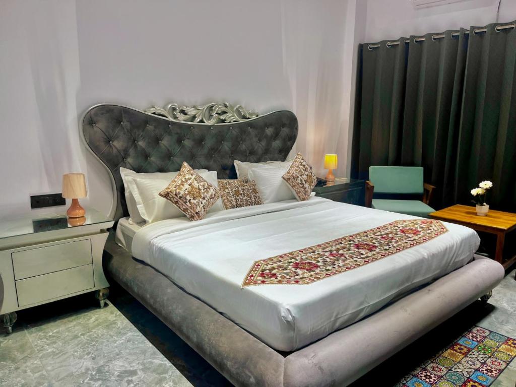 Postel nebo postele na pokoji v ubytování Hotel Aura Residency In Haridwar By Sitara Hotels
