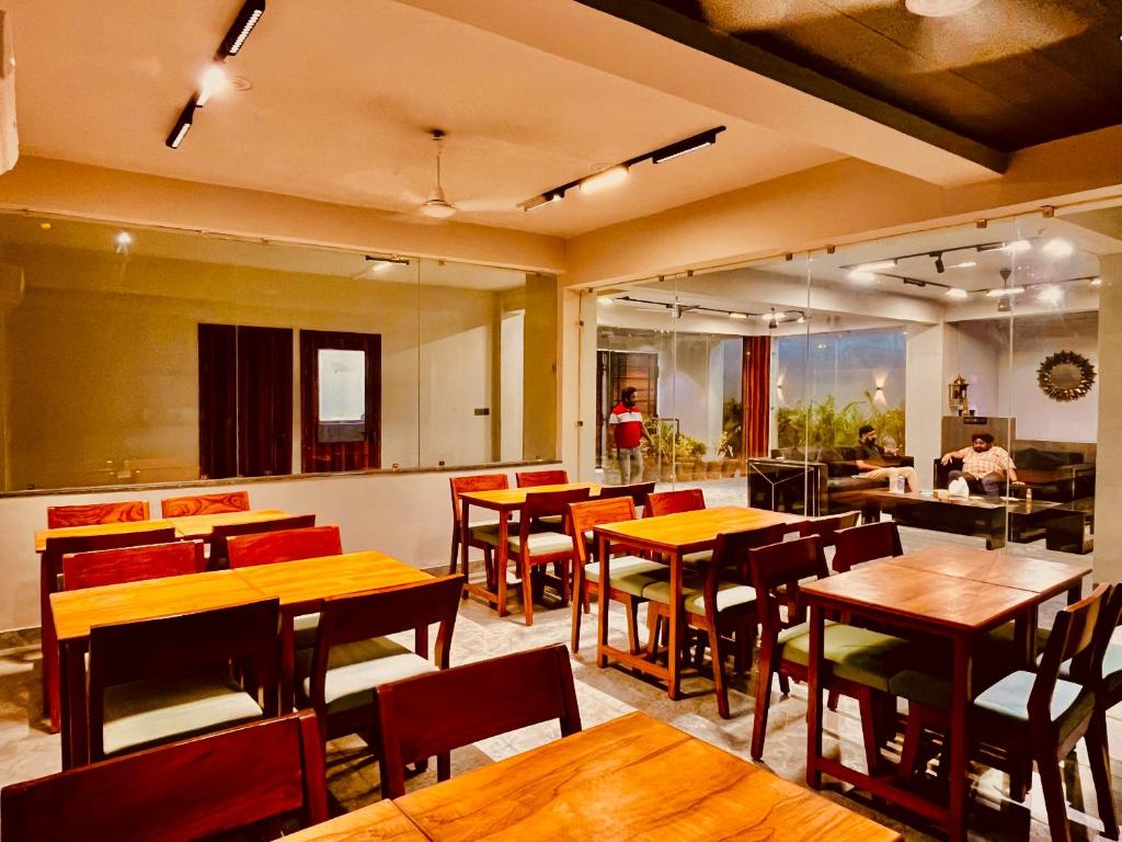Restaurace v ubytování Hotel Aura Residency In Haridwar By Sitara Hotels