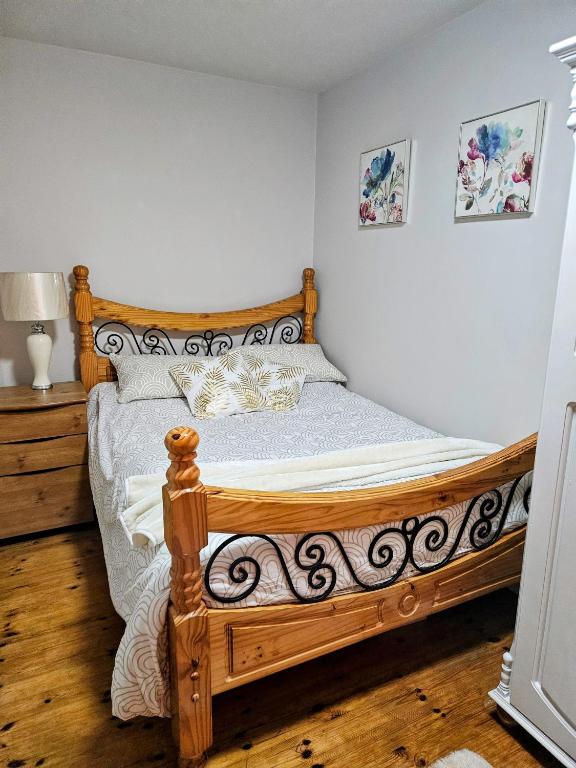 Postel nebo postele na pokoji v ubytování Enniscrone Guest Rooms