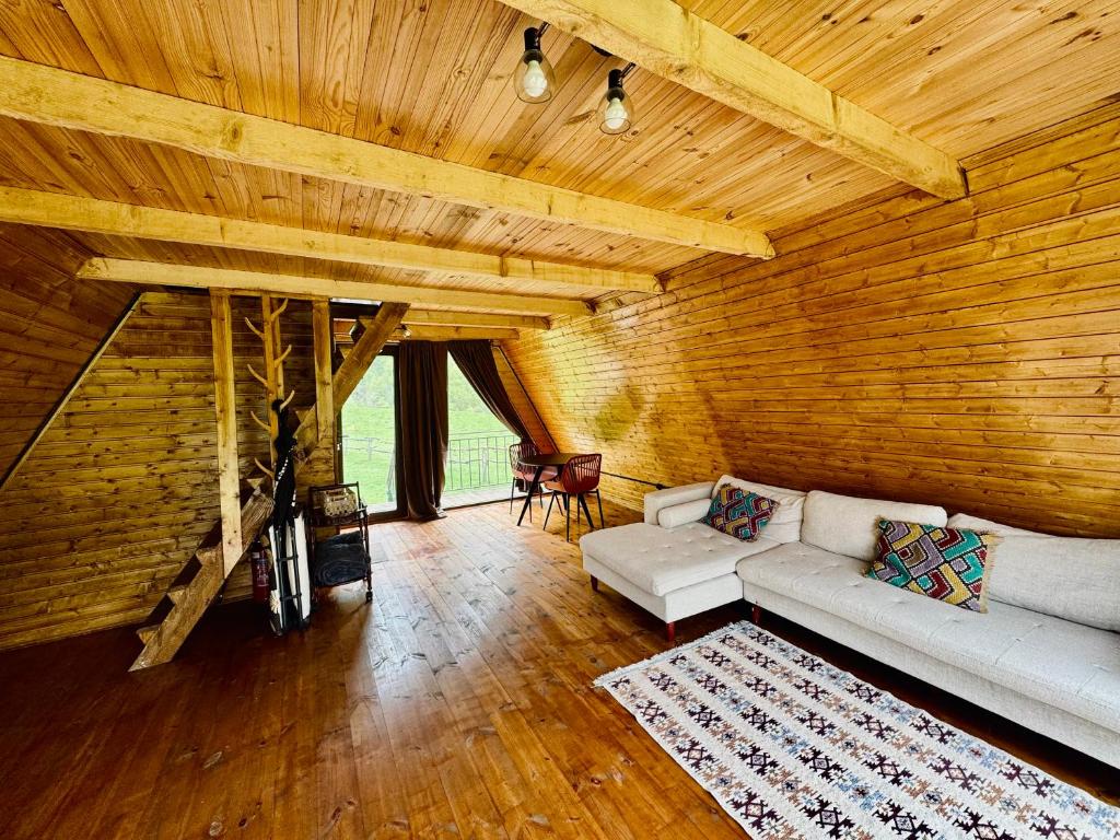 Posezení v ubytování Cottages in Chirdili