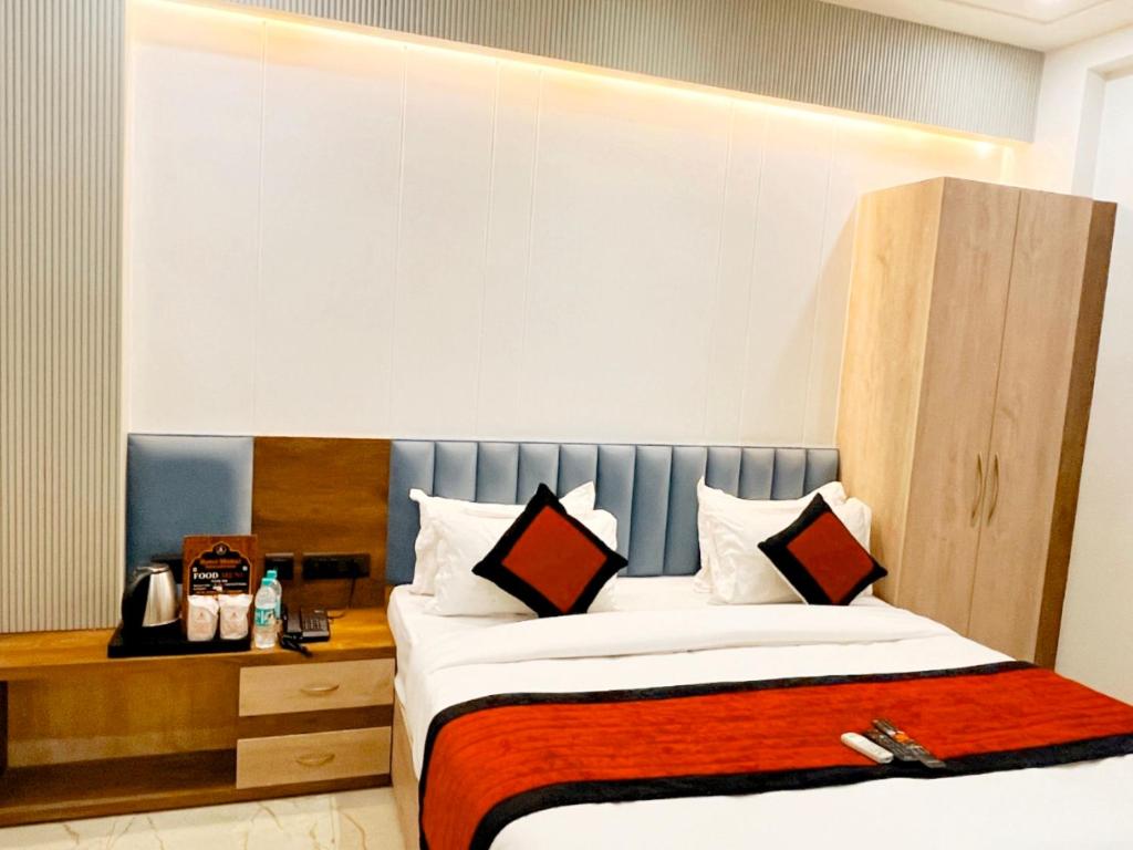 Postel nebo postele na pokoji v ubytování Mehul- A, Luxurious Stay 5 Mint From Railway Station New Delhi